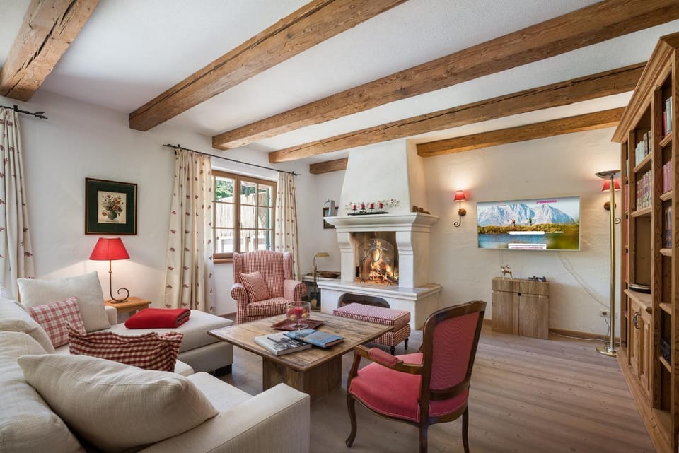TV and multimedia, Living room, Seating area, fireplace