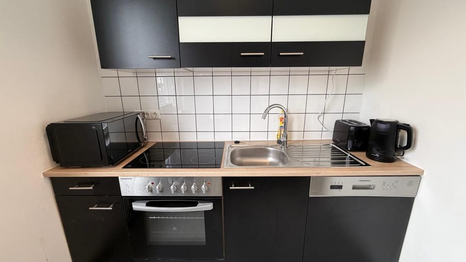 Coffee/tea facilities, Kitchen or kitchenette, stove, toaster