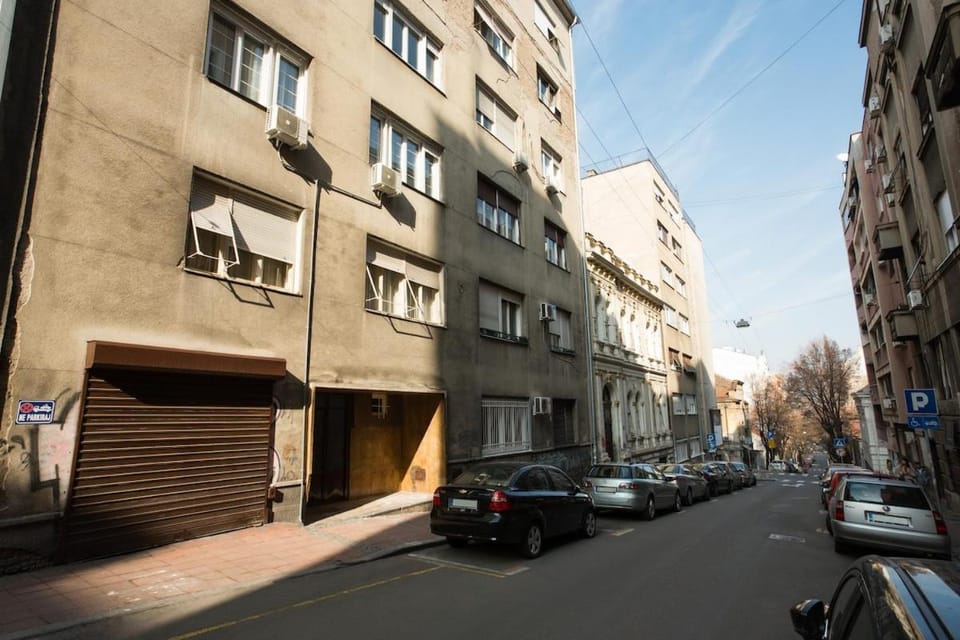 Cozy City Center Nest - Quiet Courtyard Patio Apartment in Belgrade