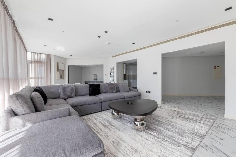 Penthouse Vibes 3BR Billiard & Air Hockey Apartment in Dubai
