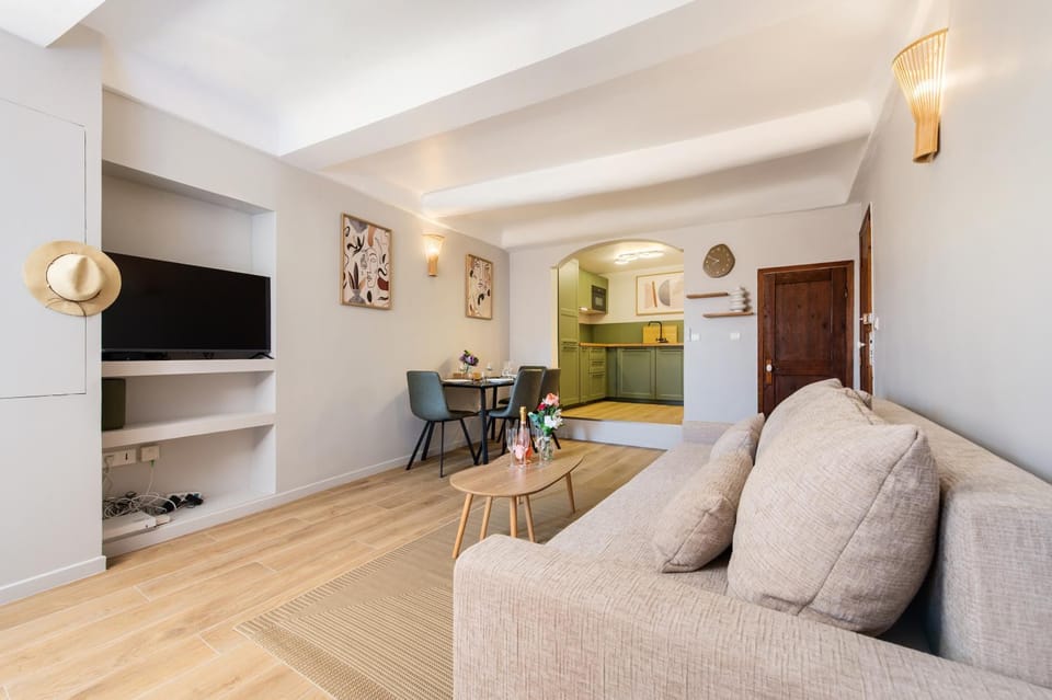 Communal lounge/ TV room, Living room, Seating area