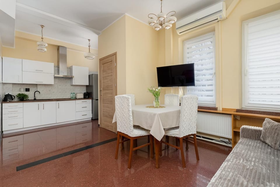 Kitchen or kitchenette, Living room, Dining area, oven