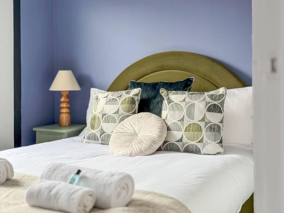 Bed, Bedroom, towels