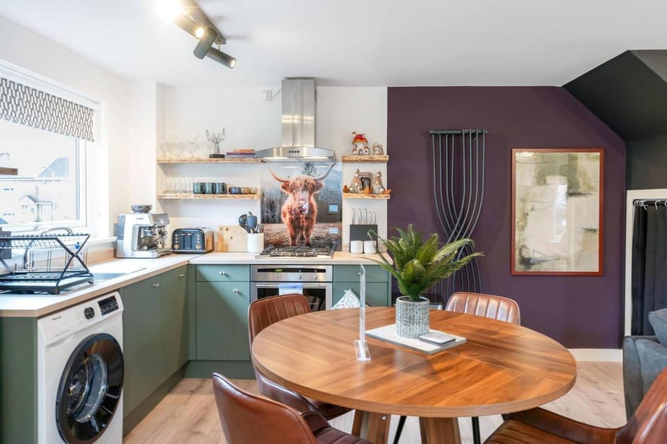 Kitchen or kitchenette, Dining area, stove, toaster, washing machine