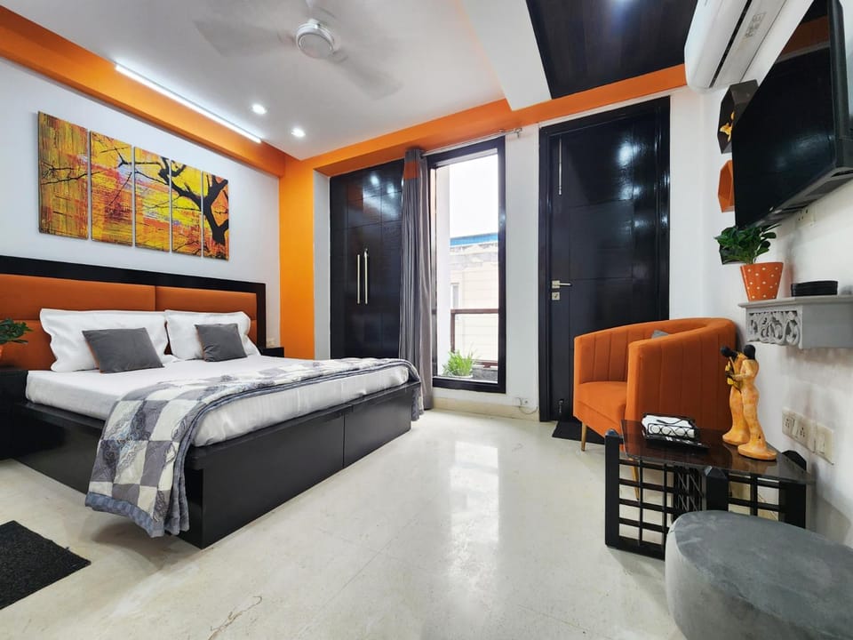 Bed, TV and multimedia, Photo of the whole room, Bedroom