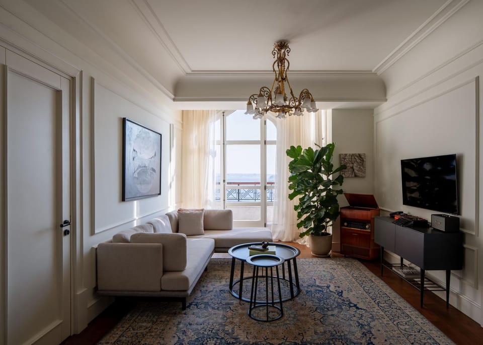 TV and multimedia, View (from property/room), Balcony/Terrace, Living room, Decorative detail, Sea view, furniture