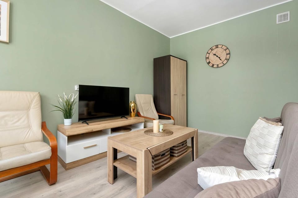 TV and multimedia, Living room, Seating area, Evening entertainment