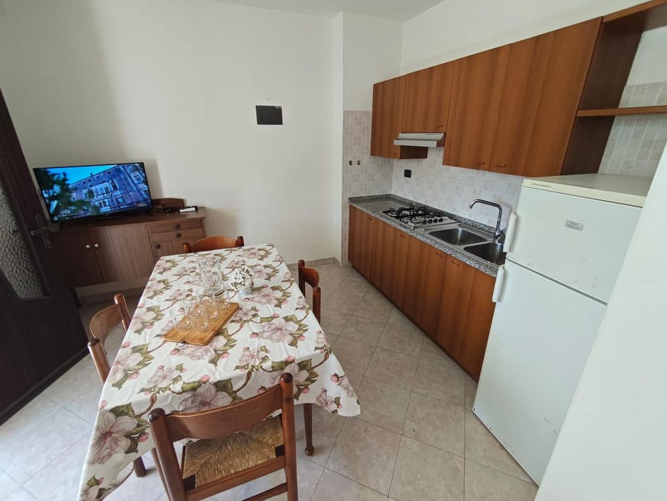 TV and multimedia, Kitchen or kitchenette, Dining area, stove