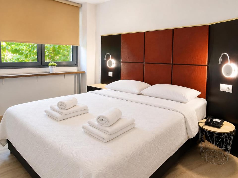 Bed, Bedroom, towels