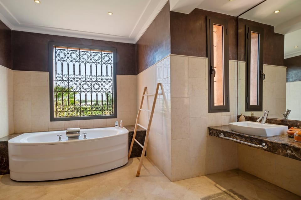 Bed, Hot Tub, Bathroom, Photo of the whole room, Bedroom, Bath