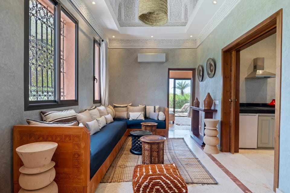 Kitchen or kitchenette, Living room, Seating area