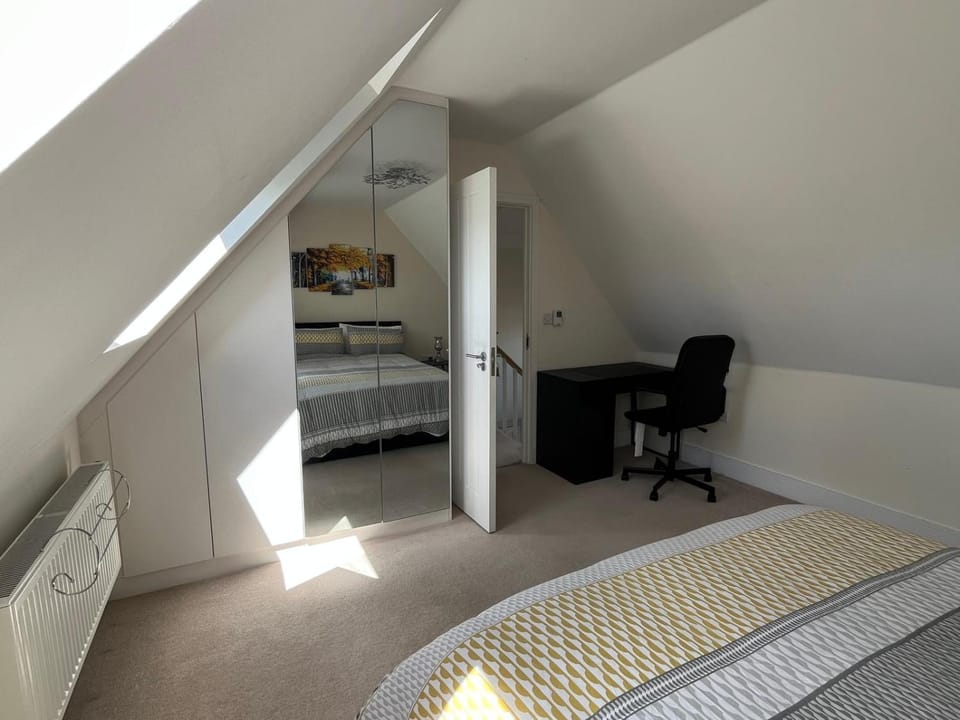 Bed, Photo of the whole room, Bedroom, internet, wardrobe