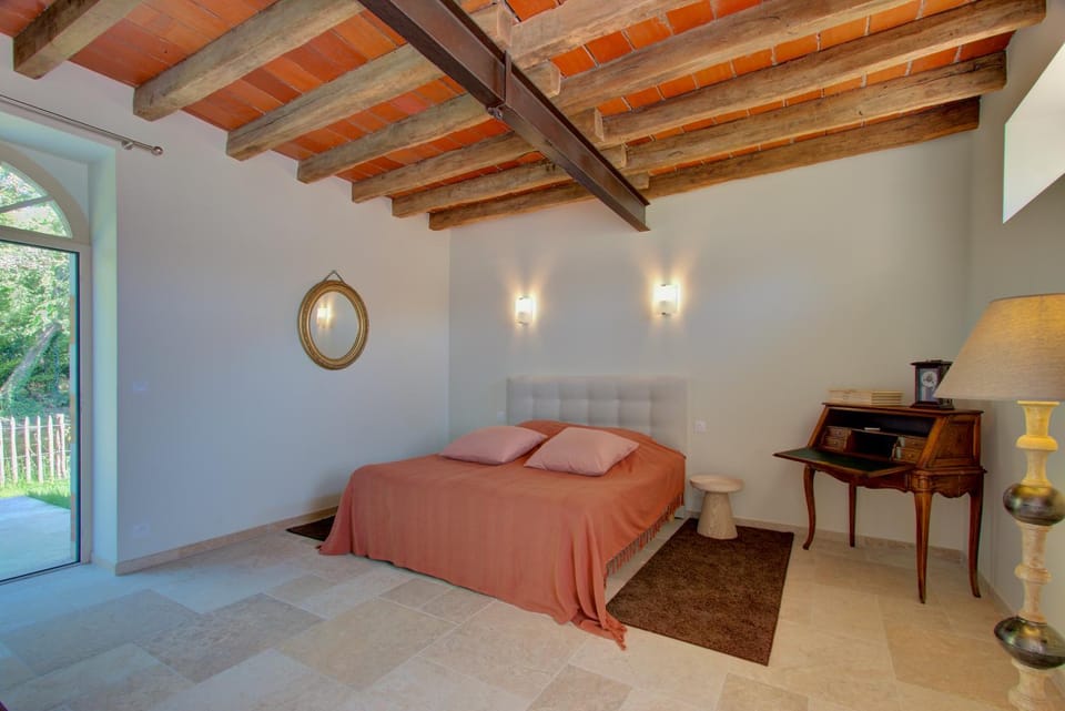 Bed, Photo of the whole room, Seating area