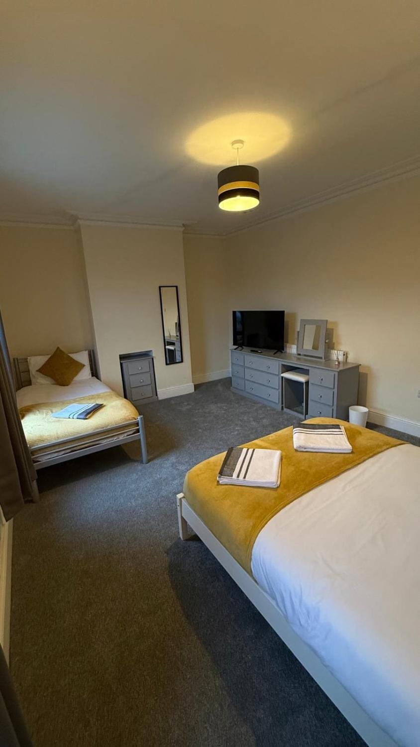 Spacious Home, Up to 10 Guests, Wi-Fi & Parking Apartment in Warrington