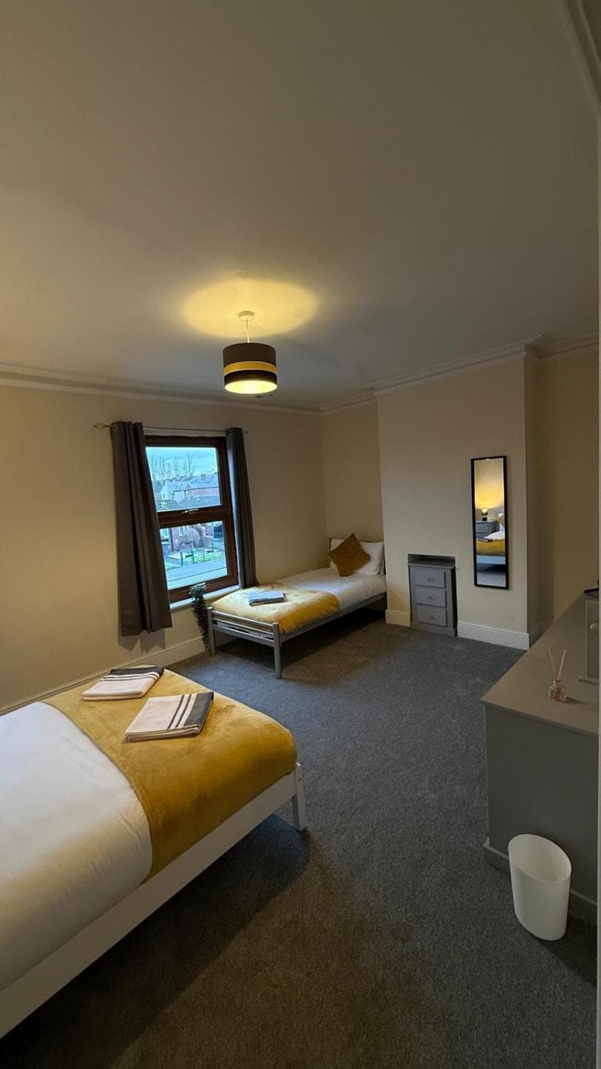 Spacious Home, Up to 10 Guests, Wi-Fi & Parking Apartment in Warrington