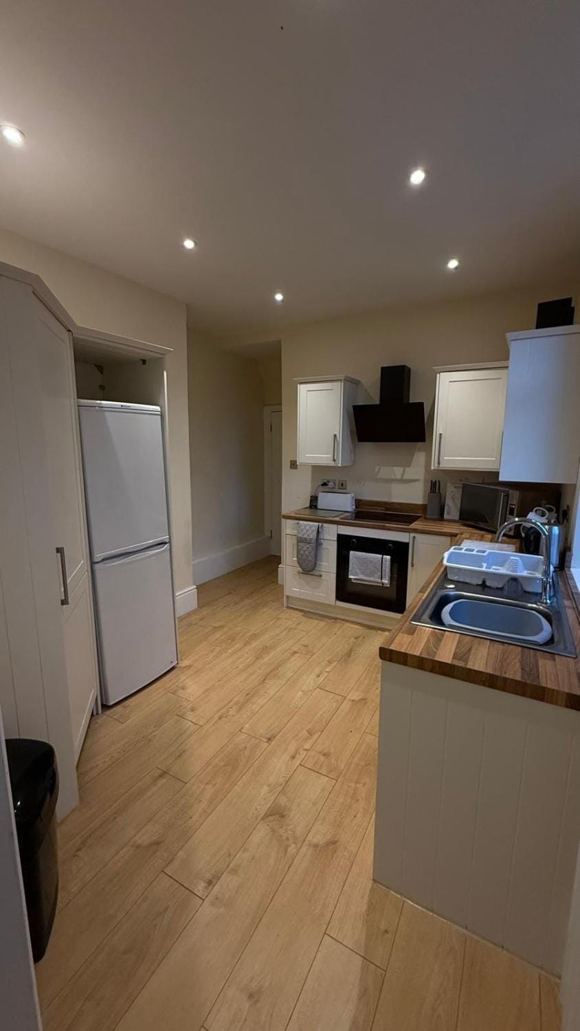 Spacious Home, Up to 10 Guests, Wi-Fi & Parking Apartment in Warrington