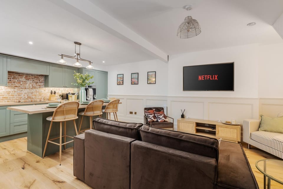 TV and multimedia, Kitchen or kitchenette, Living room, Seating area, Dining area