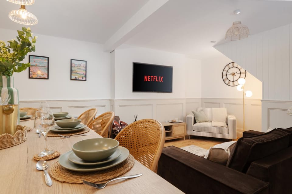 TV and multimedia, Living room, Seating area, Dining area