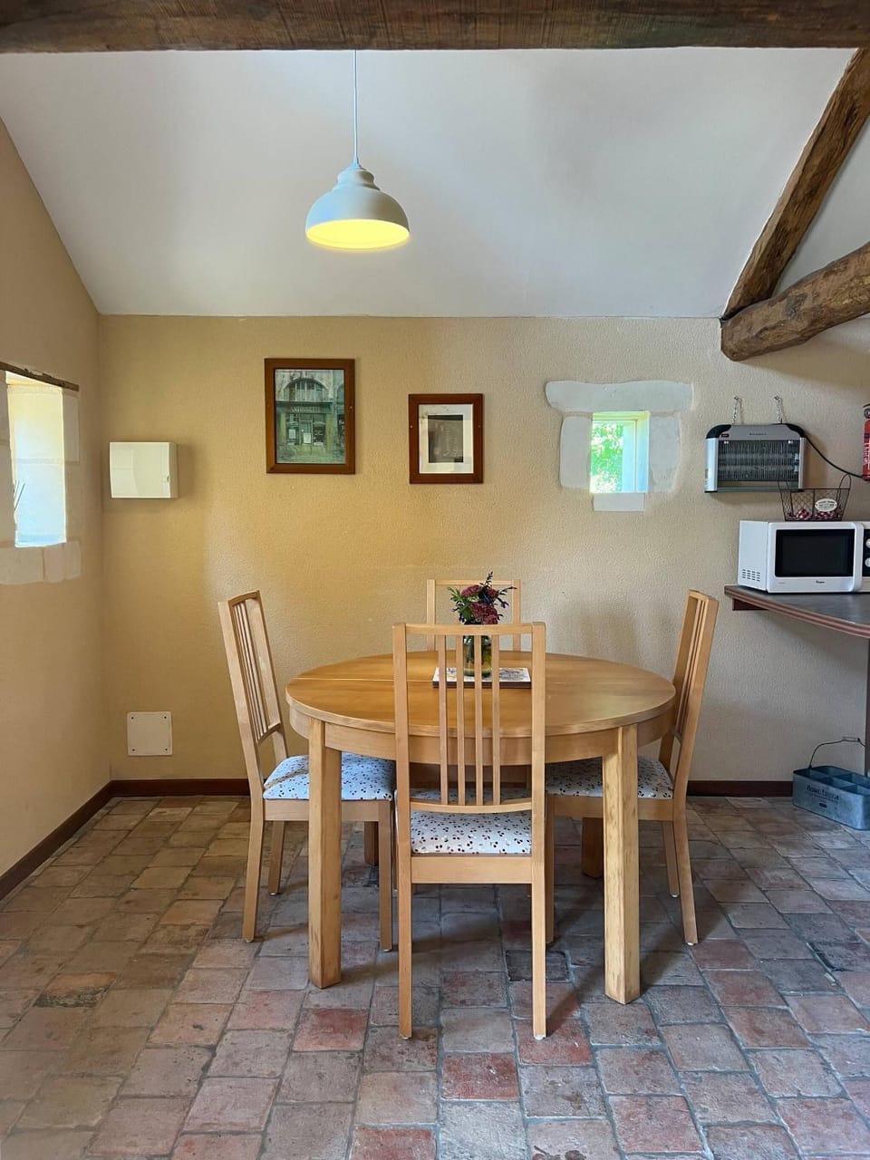 Decorative detail, Dining area, microwave, oven