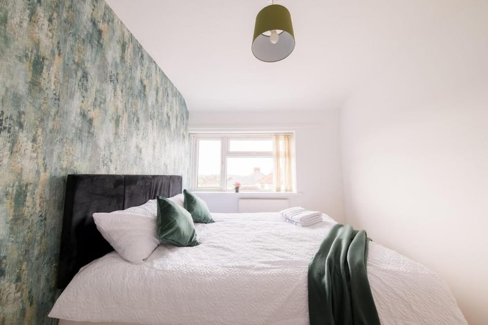 Huge 6BR Modern Retreat, NEC - HS2 - BHX - City House in Metropolitan Borough of Solihull