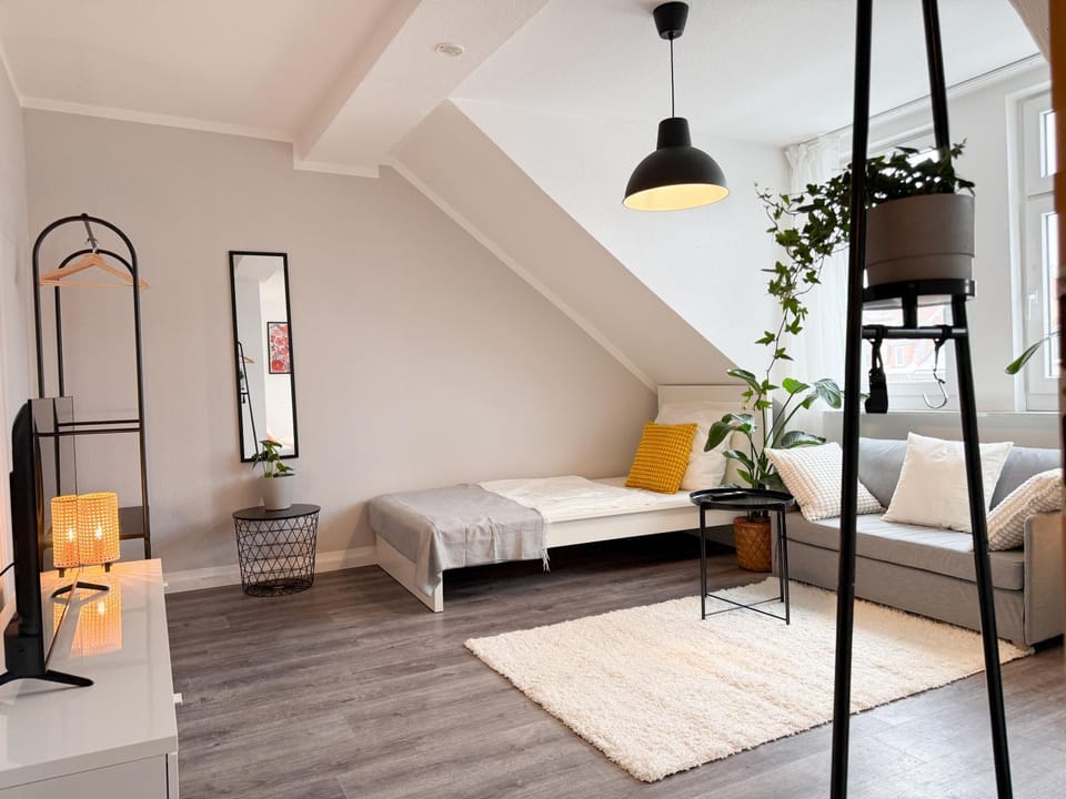 Communal lounge/ TV room, Bed, TV and multimedia, Living room, Photo of the whole room, Seating area, Bedroom, internet, internet