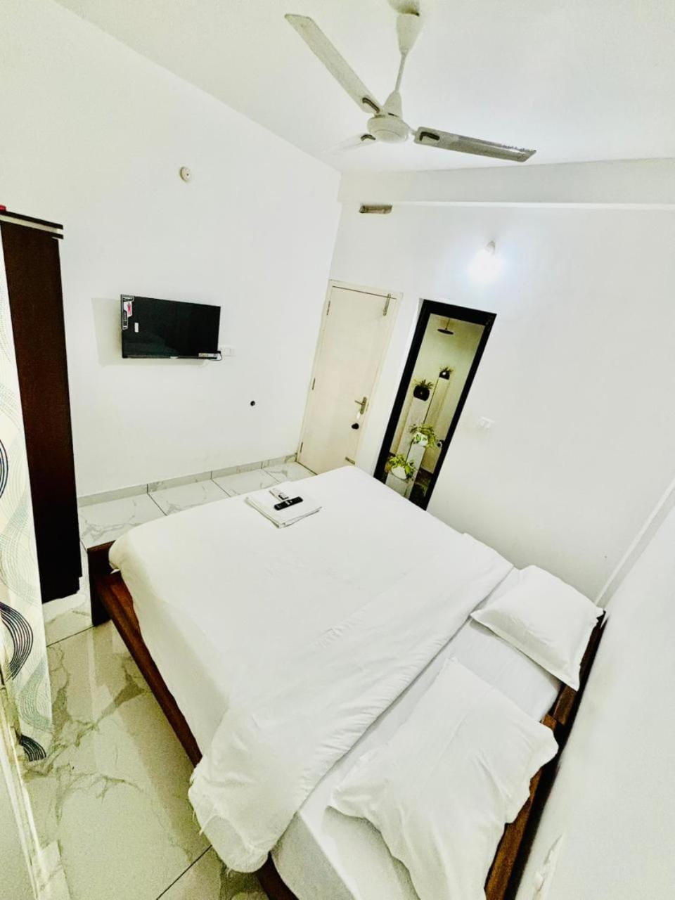 Bed, TV and multimedia, Photo of the whole room, Bedroom, towels, air conditioner