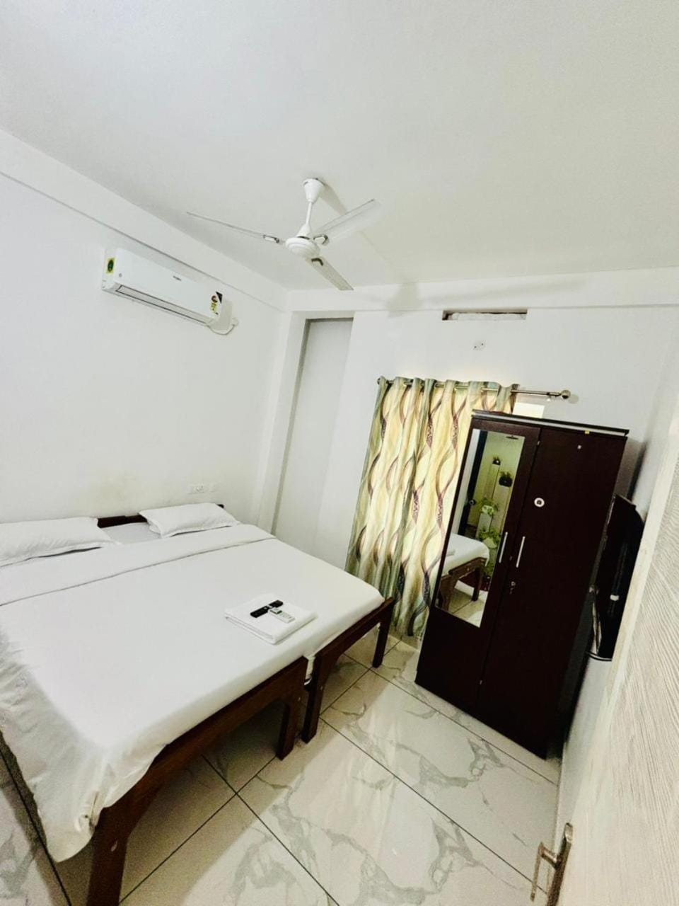 Bed, Photo of the whole room, Bedroom, wardrobe, air conditioner