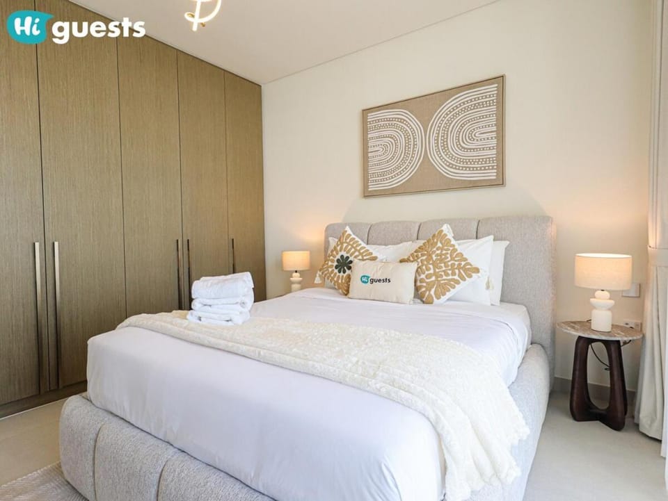 HiGuests - Sunlit 1 BR Escape with Emaar Beachfront Access Apartment in Dubai