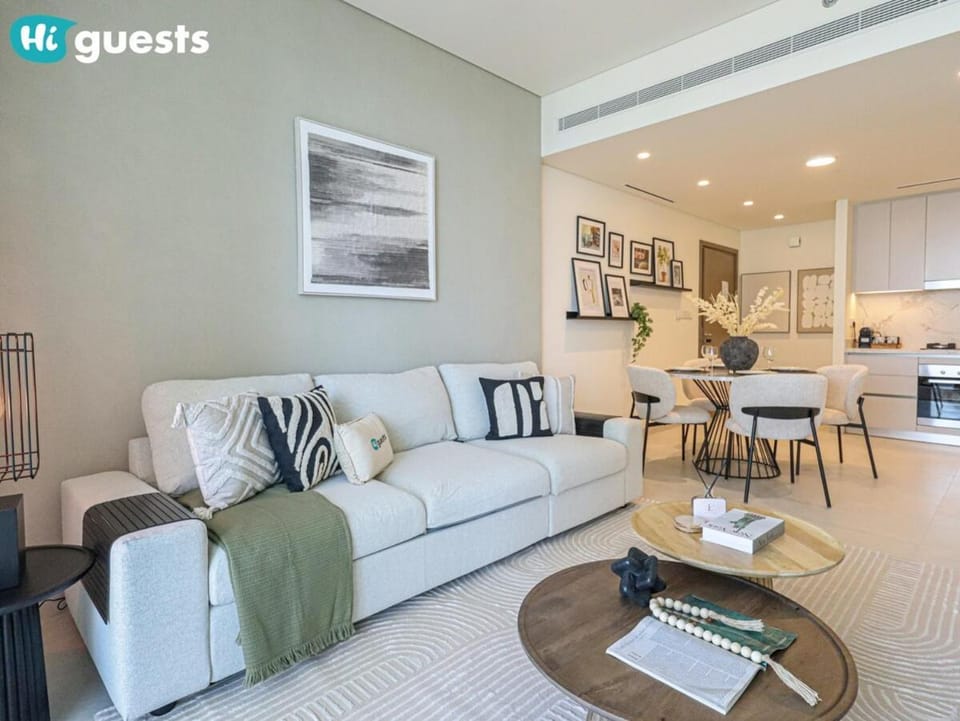 HiGuests - Sunlit 1 BR Escape with Emaar Beachfront Access Apartment in Dubai
