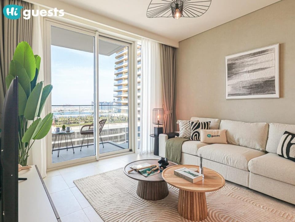 HiGuests - Sunlit 1 BR Escape with Emaar Beachfront Access Apartment in Dubai
