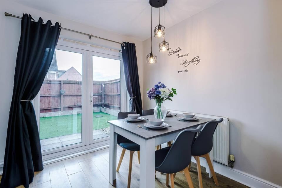 3-BR Family & Contractor-Ideal House in Warrington House in Warrington