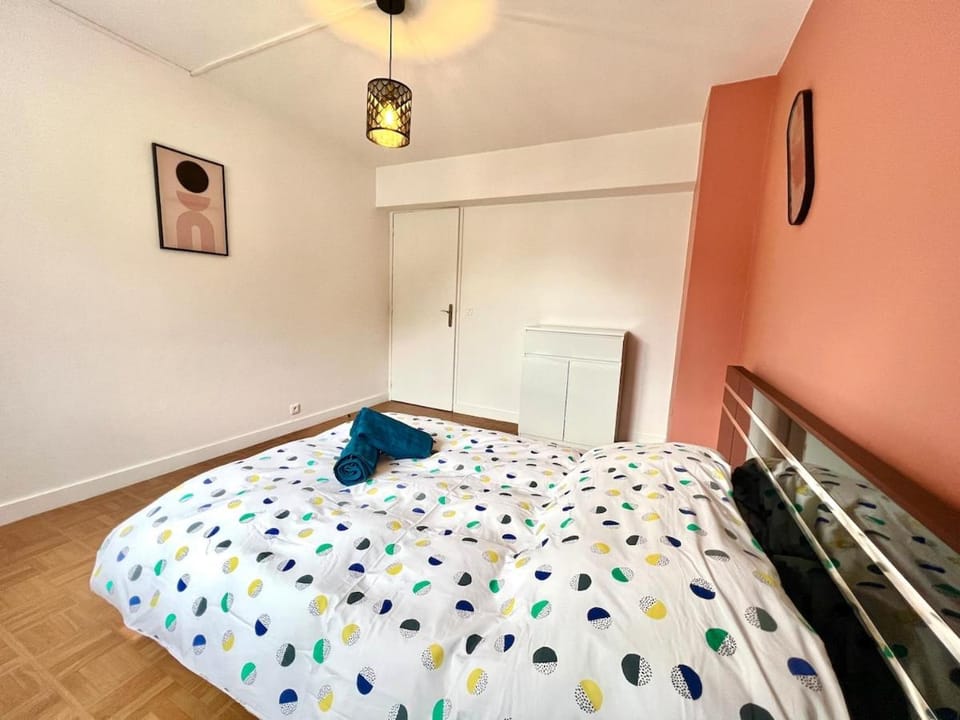 Large 3 bedroom parking and fiber Apartment in Poitiers