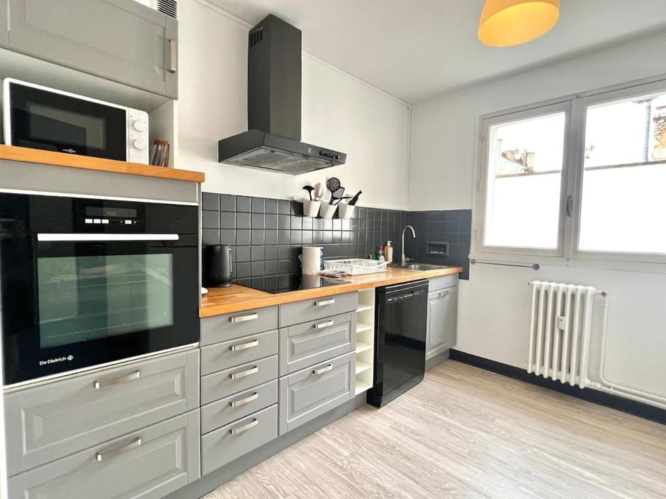 Large 3 bedroom parking and fiber Apartment in Poitiers