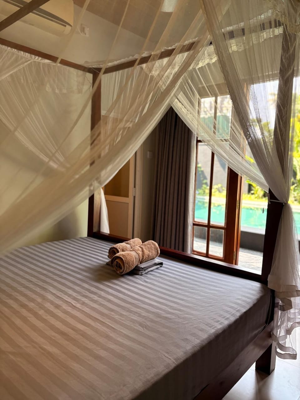 Bed, Photo of the whole room, Bedroom, towels