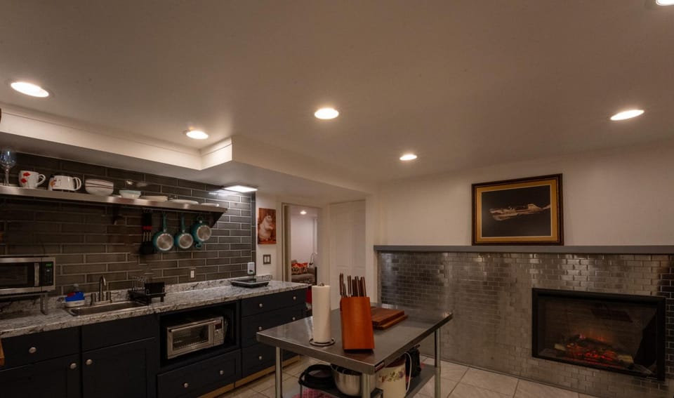 Spacious furnished in-law apartment with private deck and patio close to Light Rail Apartment in Shoreline