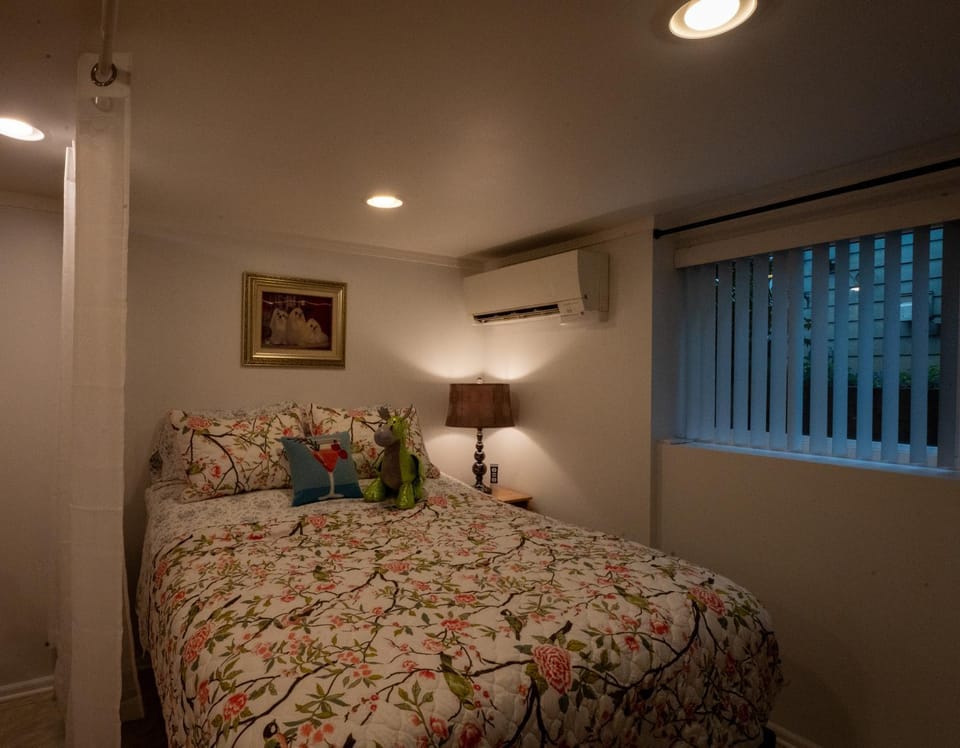 Spacious furnished in-law apartment with private deck and patio close to Light Rail Apartment in Shoreline