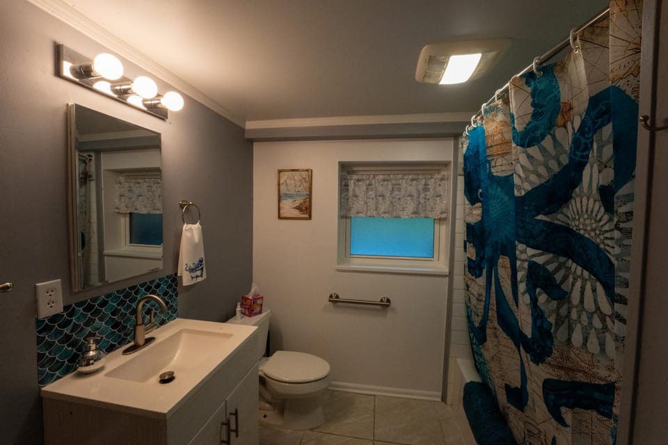 Spacious furnished in-law apartment with private deck and patio close to Light Rail Apartment in Shoreline