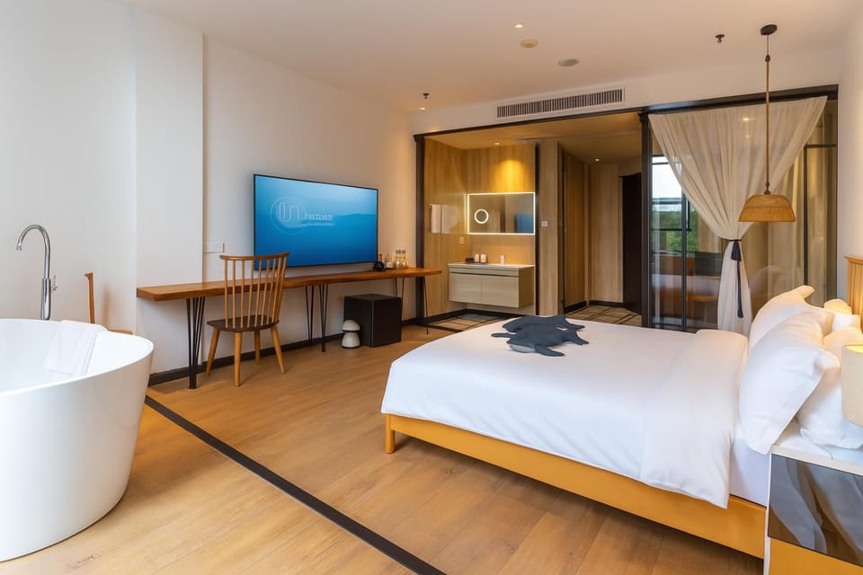 Bed, TV and multimedia, Bedroom, Bath