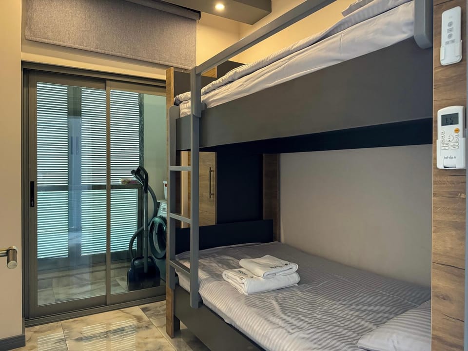 Bedroom, bunk bed