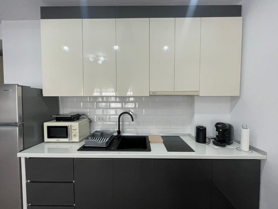 Coffee/tea facilities, Kitchen or kitchenette, stove