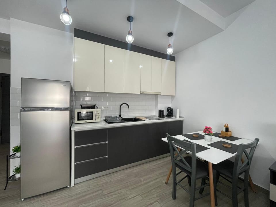 Coffee/tea facilities, Kitchen or kitchenette, Dining area, microwave, stove