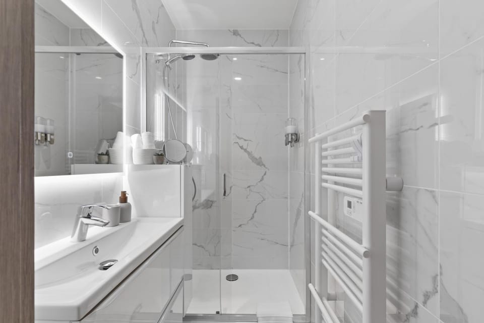 Shower, Bathroom, hair dryier
