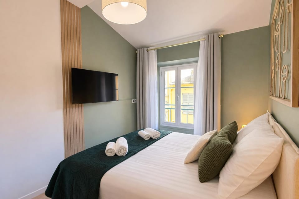 Bed, TV and multimedia, Photo of the whole room, Bedroom, towels