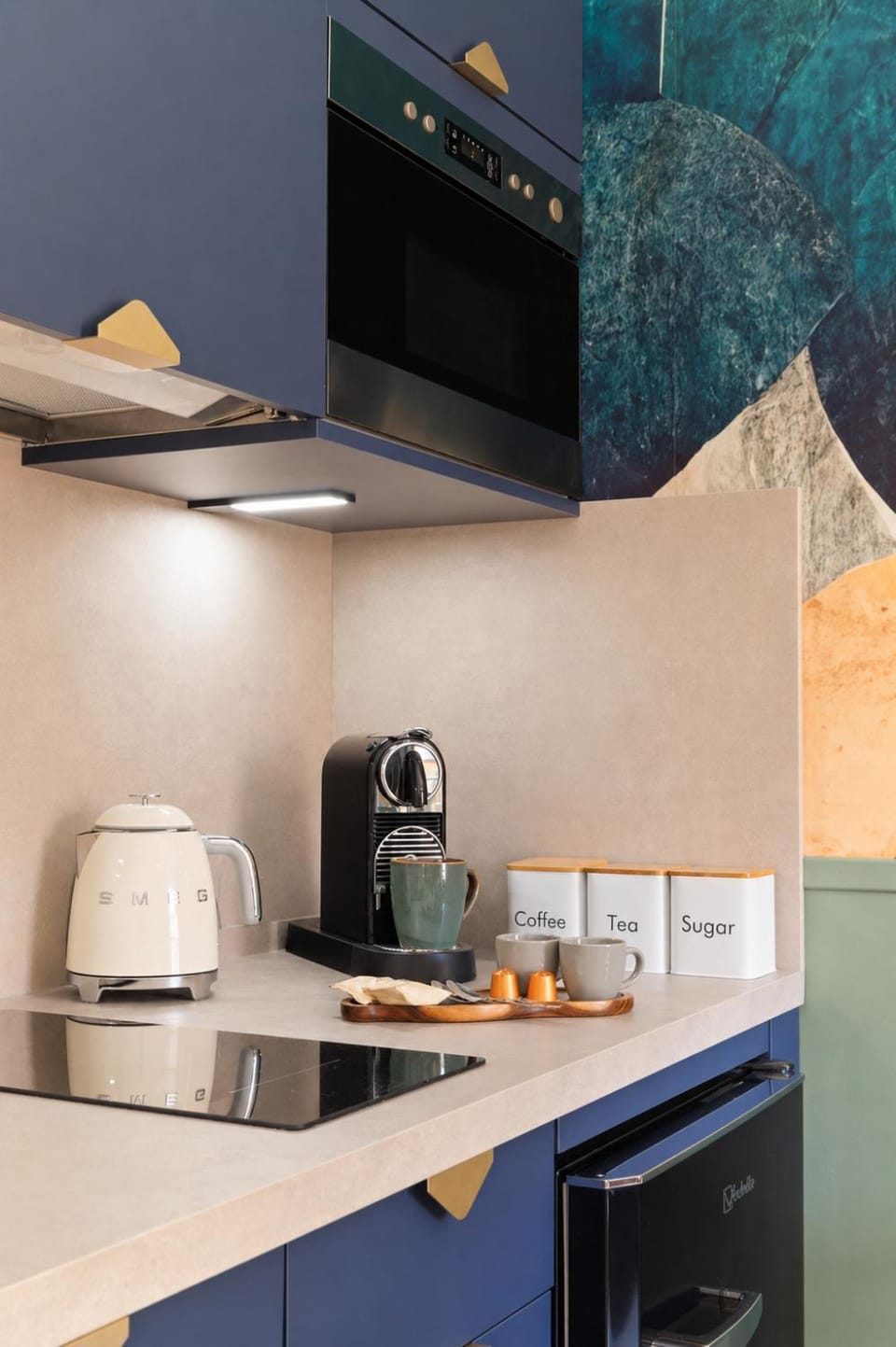 Coffee/tea facilities, microwave, stove, kitchen, kitchen