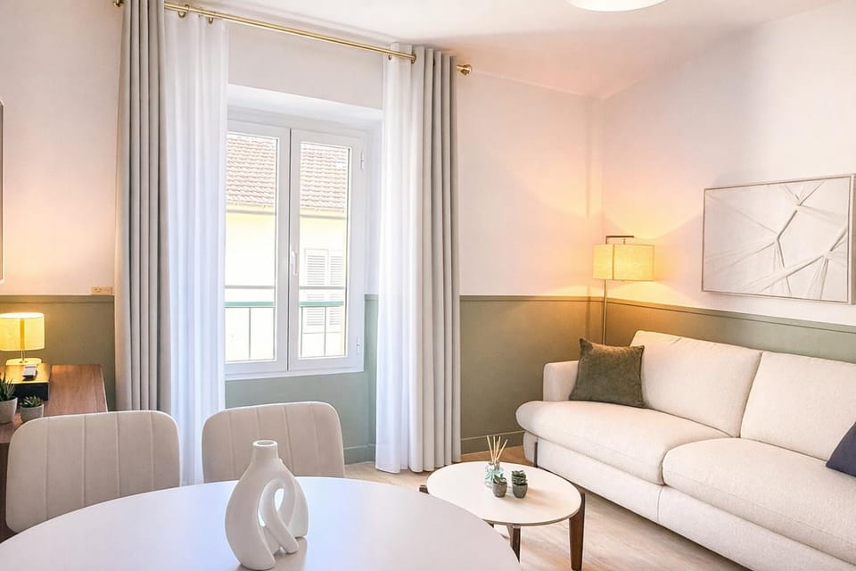 Bed, TV and multimedia, Living room, Seating area, Dining area, City view, City view, air conditioner, air conditioner