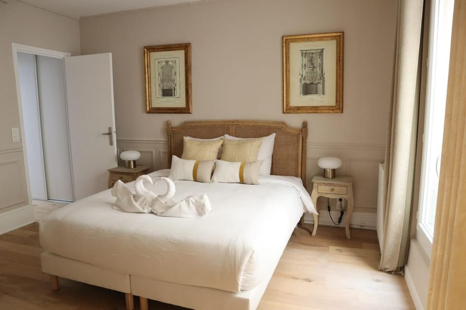 Bed, Bedroom, towels