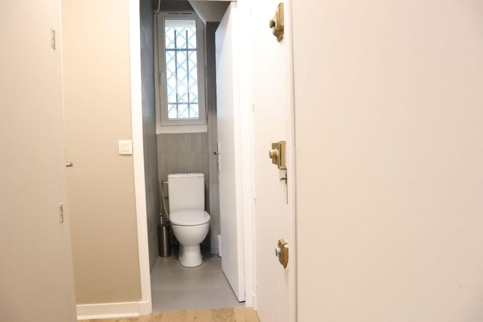 Toilet, Facade/entrance