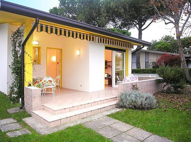 Facade/entrance, Garden view