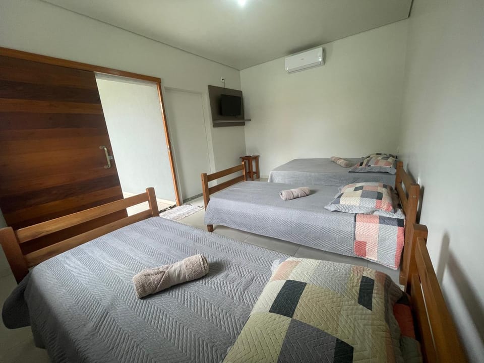 Bed, TV and multimedia, Photo of the whole room, Bedroom, towels, air conditioner