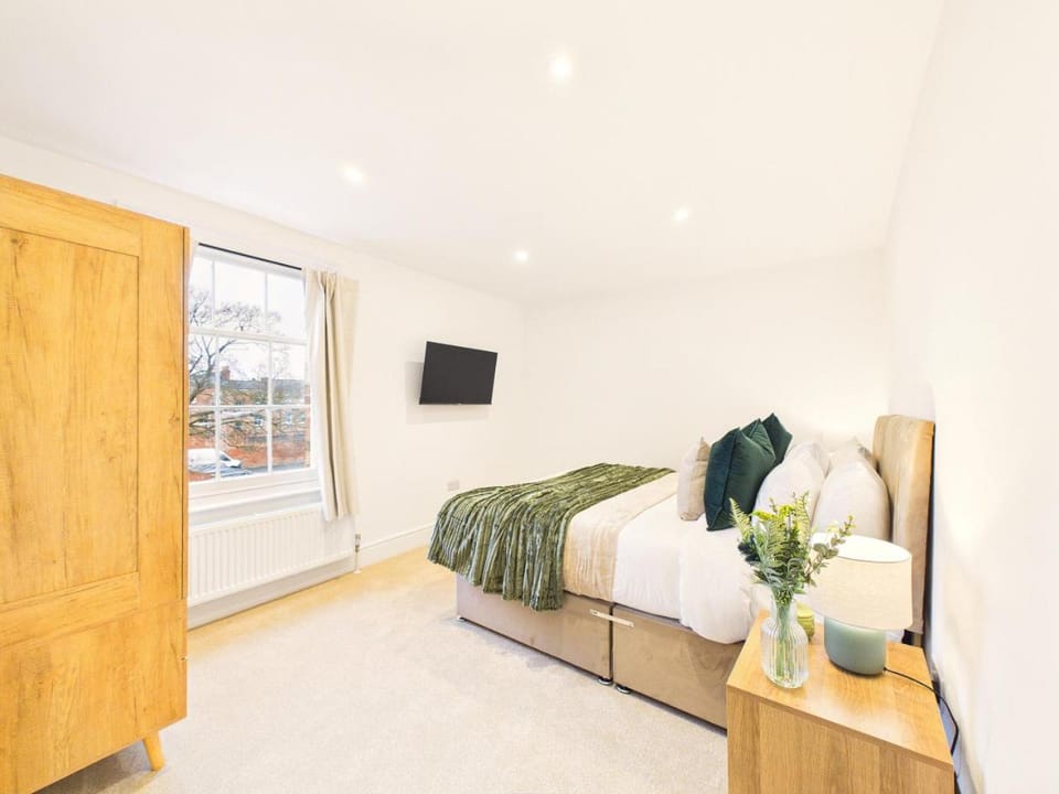 NEW Artisan Apartment by Signature Stays - Modern - Spacious - Parking Apartment in Cheltenham